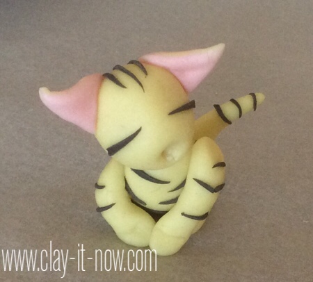 cat on the pillow pencil topper-claycatfigurine-11