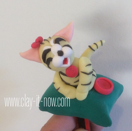 cat on the pillow pencil topper-claycatfigurine-16