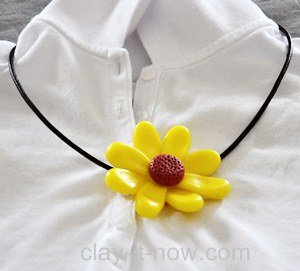 simple daisy clay, pendant